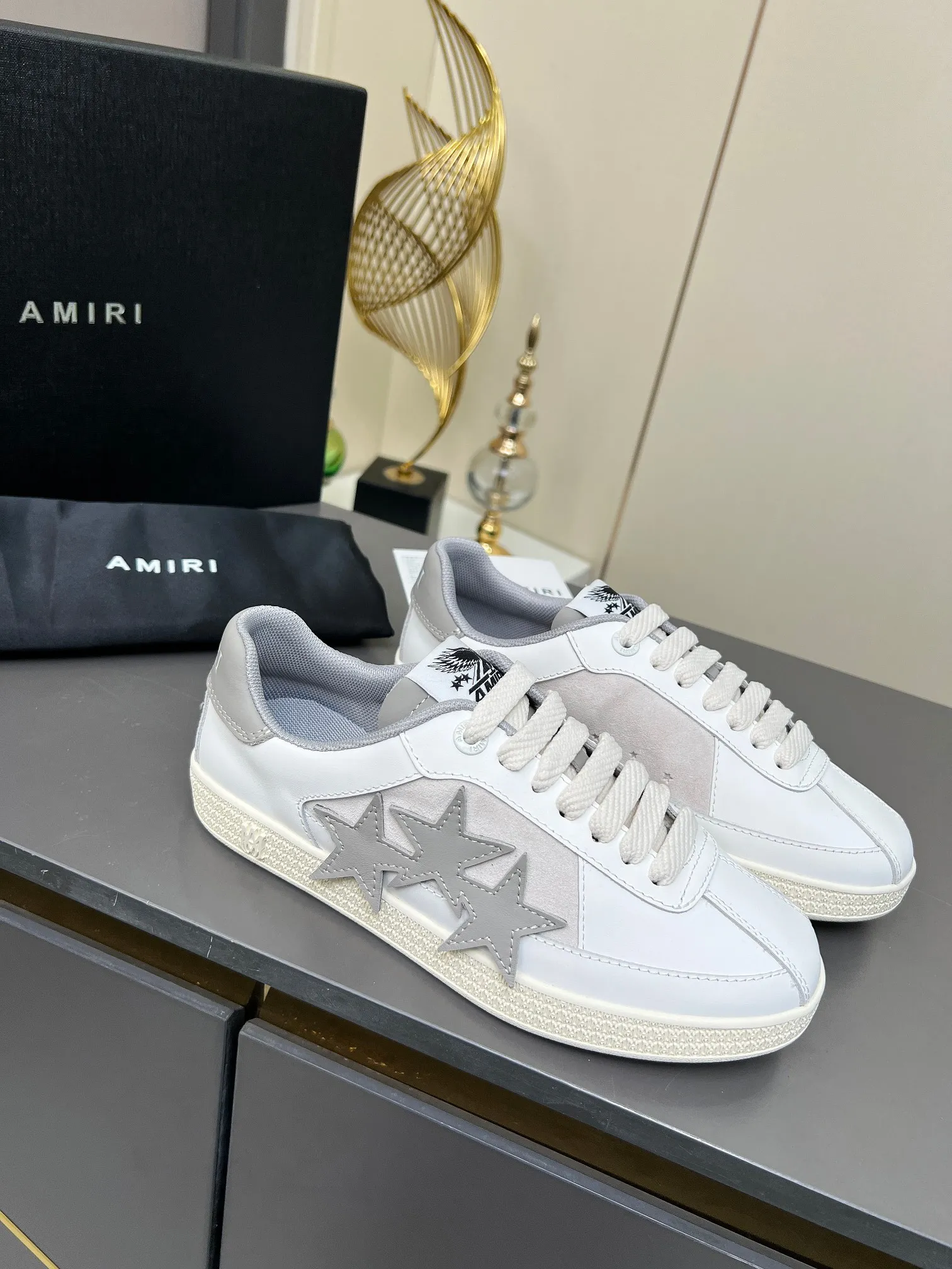 Men's Men's Shoes 💰580 Bone Shoes · AMIRI Skel-Top AMIRI 🔥 launches a new "ThePacific" series of low-top casual sports moral training shoes in the early spring of 2025. This iconic shoe covers men's and women's shoes, drawing inspiration from the brand's classic sports style and elegantly integrating West Coast style. "The Pacific" contrasting five-pointed star series is rooted in Amiri's unique California genes, showing the freedom and leisure atmosphere of the West Coast. This series launches two styles that incorporate the brand's iconic elements: the leather version is made of pure white leather with a same-color sole, and is embellished with star patterns on the side of the shoe, just like the bright starry sky of California. The black and ocean blue colors are shared by men and women, and there is also a red star model exclusive for men and a light pink star model exclusive for women. The suede model is decorated with the brand's classic bone pattern on the side of the shoe. The rubber sole and suede fabric complement each other. The color scheme covers black, chocolate and sand, and is suitable for both men and women. Made of imported cowhide and decorated with bone pieces on the sides of the upper, it is novel and unique and has a good three-dimensional effect! High-density breathable mesh lining + original molded TPU outsole 🙏 Recommended by celebrities, bloggers and internet celebrities, 🚵🏻 an indispensable item for shopping, partying and traveling. One of the most unmissable sneakers in 2025 ✦Color: 10 colors available ✦Size: Women’s size 35--40 ✦Size: Men’s size 39--45,